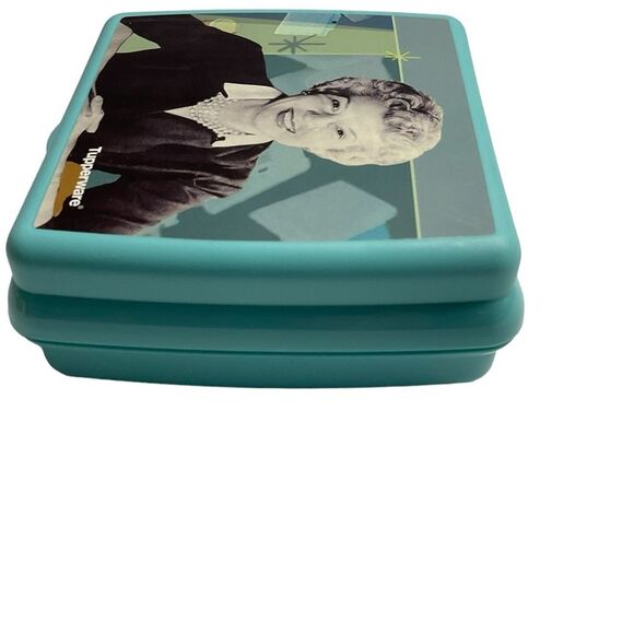 Tupperware Aqua Blue Brownie Wise Logo Sandwich Keeper - Picture 3 of 11